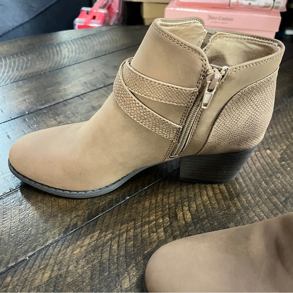Life Stride Blaire Nubuck Tan Ankle Boots with Double Buckle 8.5 Wide Ankle - Picture 2 of 7